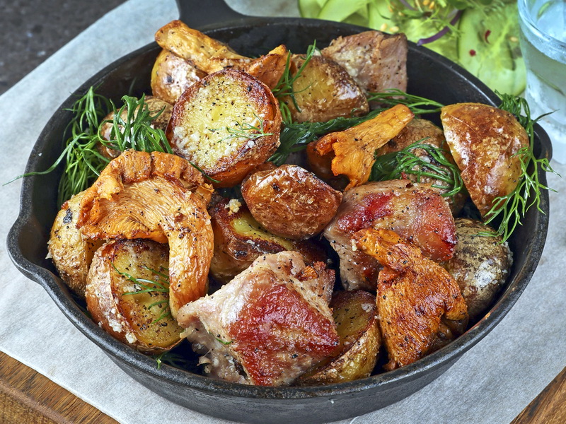 Свиная шея жареная с картофелем и лисичками